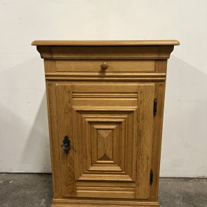 3.57.Ozolkoka kumodīte 0,57x0,42,h=0,88