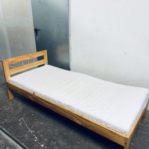 3.96.Gulta ar resti un matraci 0,90x2,0