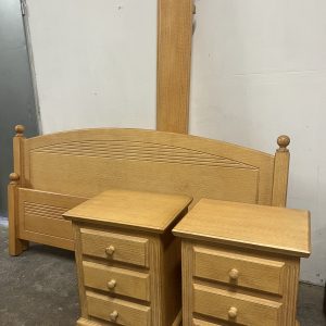 3.67.Gulta ar naktsskapīšiem (pinije) 1,80x2,0